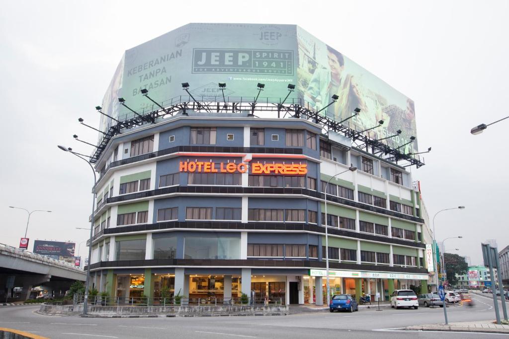 Leo Express Hotel - image 2