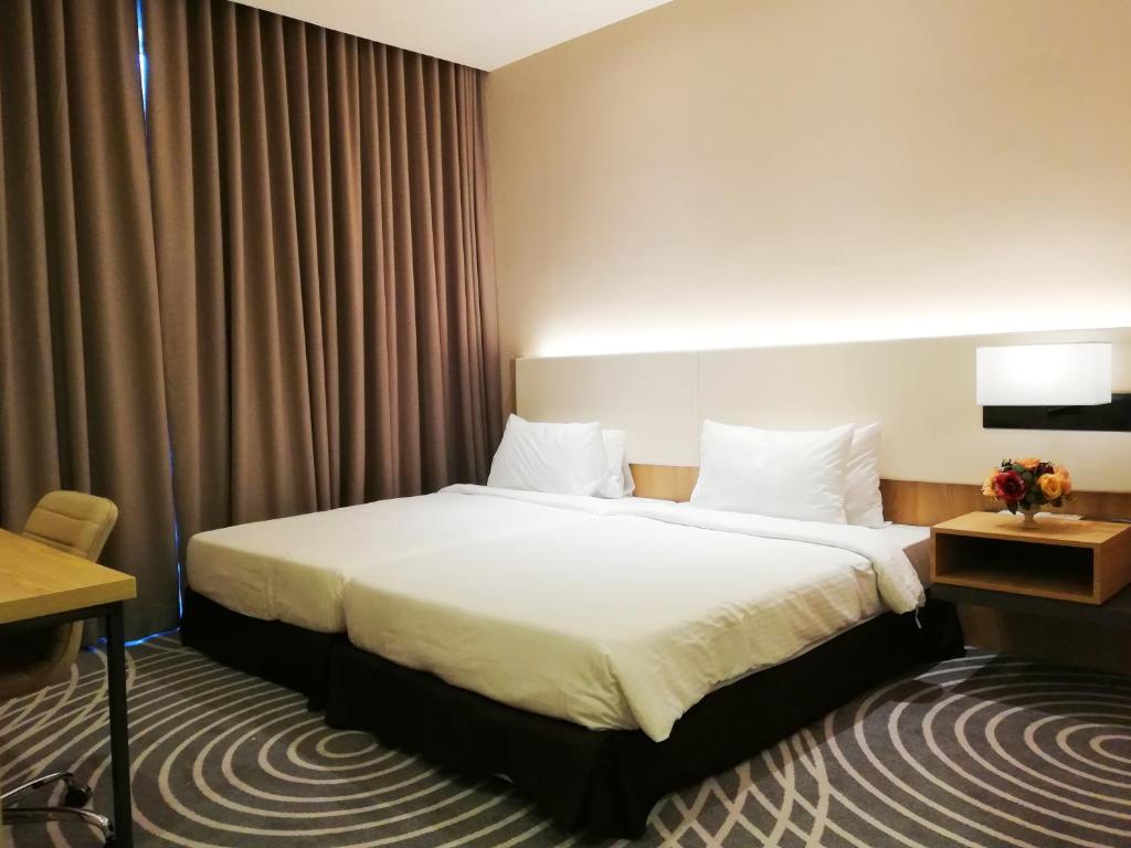 Upper View Regalia Hotel Kuala Lumpur - image 7