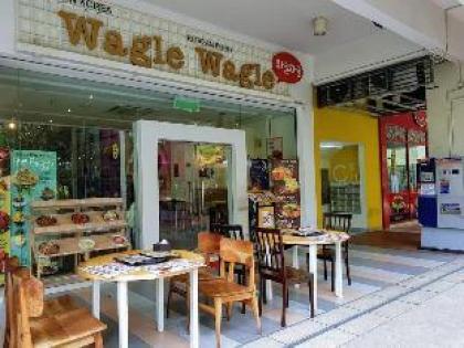 Puchong Setiawalk 8-12 pax 5min LRT Cozy Apartment - image 4