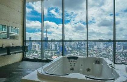 KLCC Infinity poolTwin Tower view Family suite - image 16