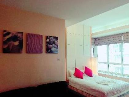 KLCC 5mins to walk /double bed studio/500mb wifi - image 8