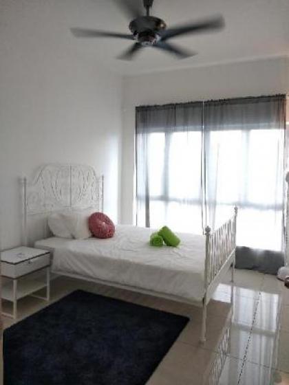 Cozy 3 bedroom apartment @ Savanna Suites Bangi - image 10