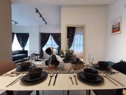 Arte Plus  3 bed 2 bath  Wainscotting Homestay - image 10