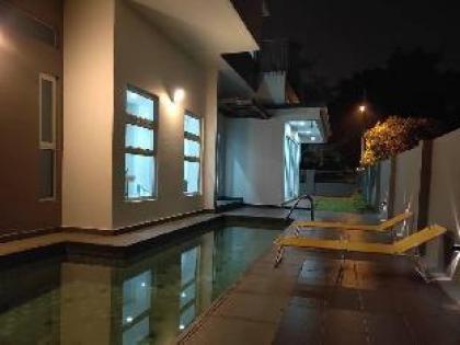 Bungalow with private pool and karaoke in town 