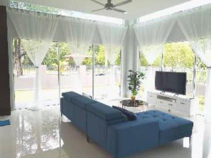 Bungalow with private pool and karaoke in town - image 10