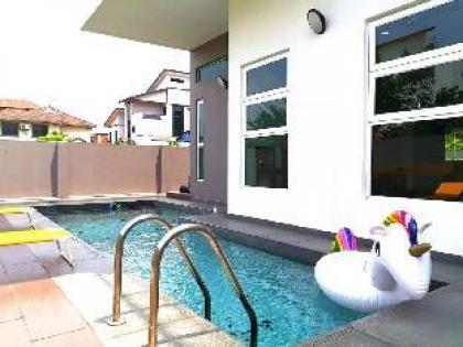 Bungalow with private pool and karaoke in town - image 8