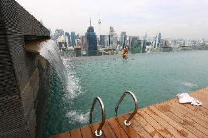 Luxury 60m High Floor & KLCC Sky Pool - image 2