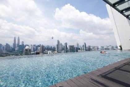 Red Cozy Studio with Rooftop Infinity Pool - image 7