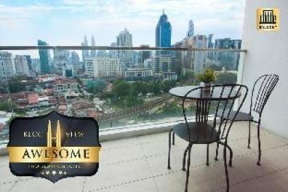 KLCC VIEW* With Balcony Cosy 3BR Suites @ Regalia - image 9