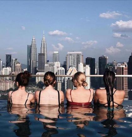 KLCC Infinity Pool-The Regalia Residence by Cobnb - image 6