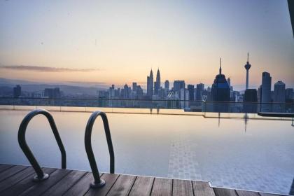 KLCC Infinity Pool-The Regalia Residence by Cobnb - image 7