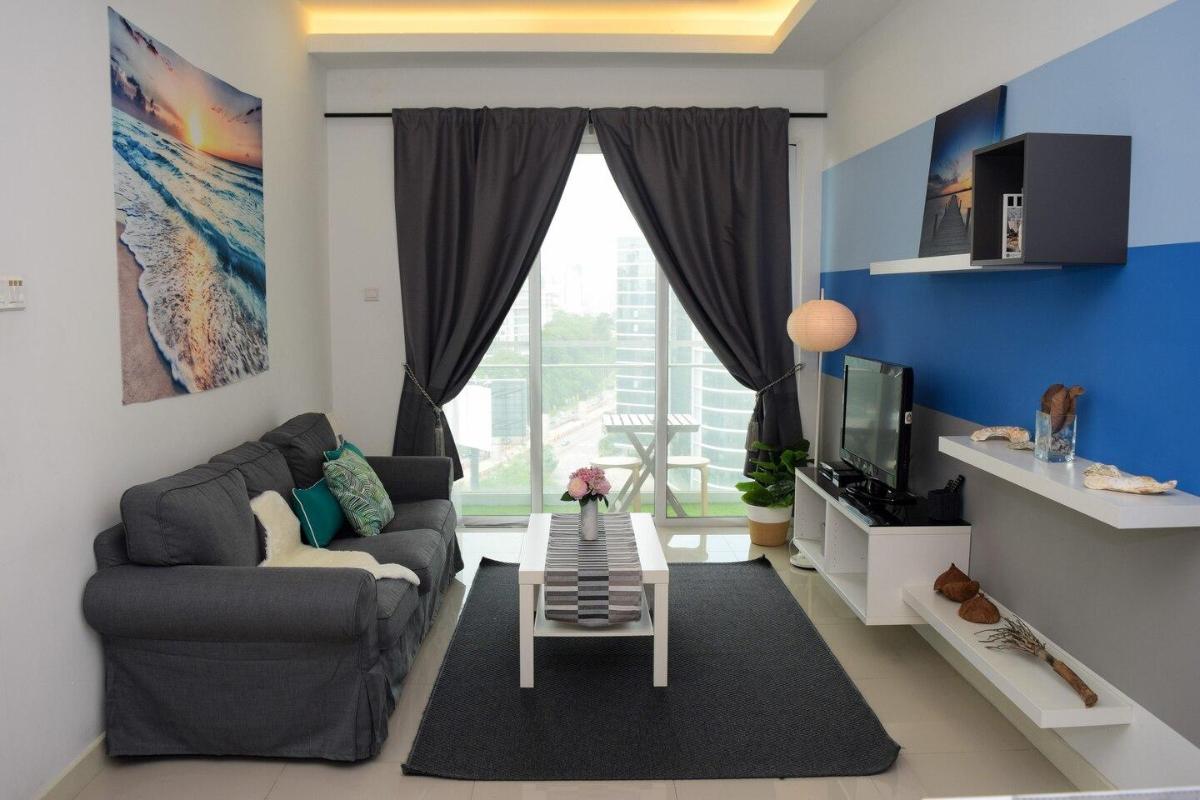Beach BLUE HOUSE 5 mins to Mid Valley Mega Mall - image 5