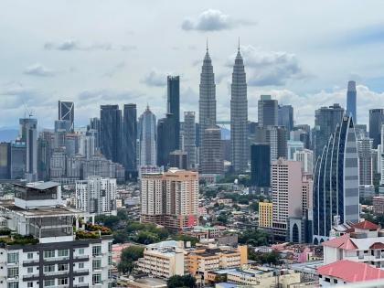 2 bedroom apartment  KLCC view  next to  LRT - image 18