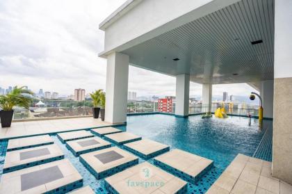 Lovely 4-bedroom condo with pool for 6 pax -Cheras - image 4