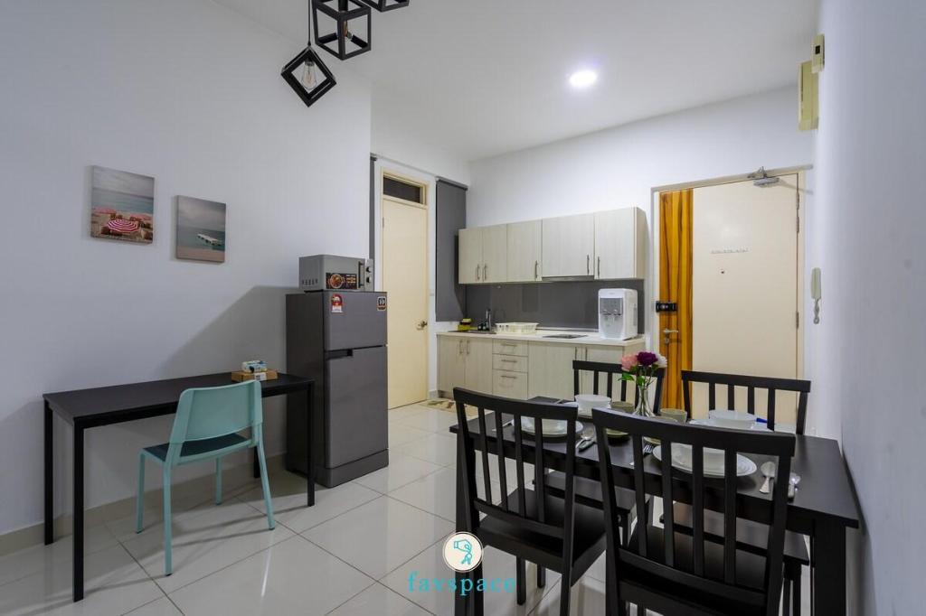 Lovely 4-bedroom condo with pool for 6 pax -Cheras - image 5