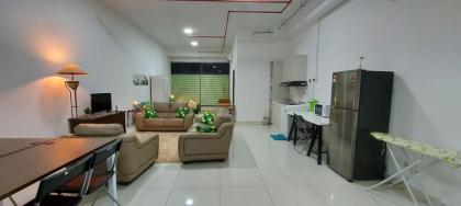 KLCC Gleneagles Apartment w Free Park & Wi-Fi  - image 3