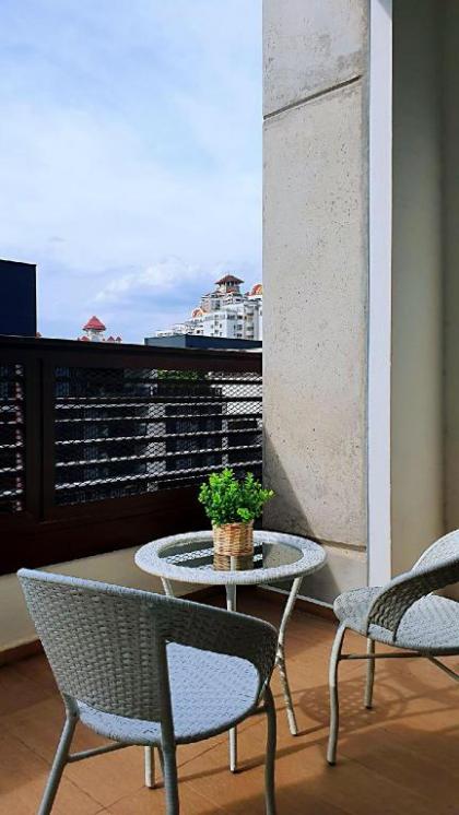 Arcoris Soho 1-5pax NetflixNChilled Balcony - image 13