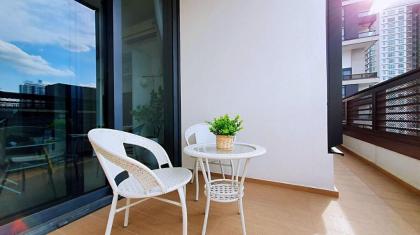 Arcoris Soho 1-5pax NetflixNChilled Balcony - image 14