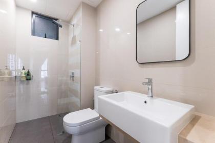 NEW! Minimalist Design 6PAX 3BR Above Mall 100 Mbps - image 12