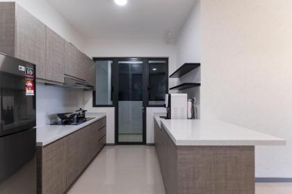 NEW! Minimalist Design 6PAX 3BR Above Mall 100 Mbps - image 16