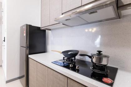 NEW! Minimalist Design 6PAX 3BR Above Mall 100 Mbps - image 3