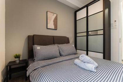 NEW! Minimalist Design 6PAX 3BR Above Mall 100 Mbps - image 9