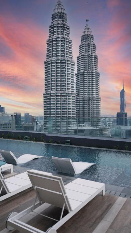 Modern apartment   KLCC  and infinity pool - main image