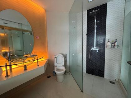 Private Jacuzzi  Luxury Suite @ KL Downtown 178 - image 24