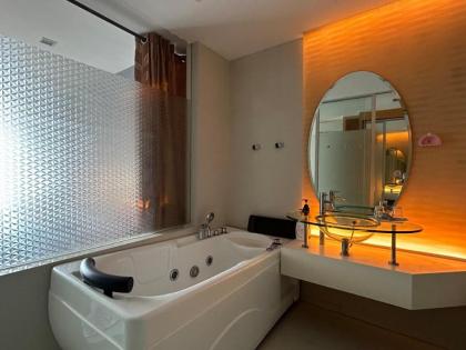 Private Jacuzzi  Luxury Suite @ KL Downtown 178 - image 25