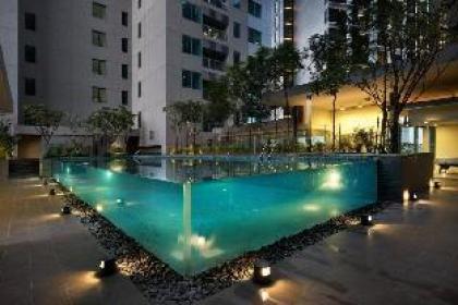 KLCC Lovely Studio Netflix With Cool Glass Pool - image 15