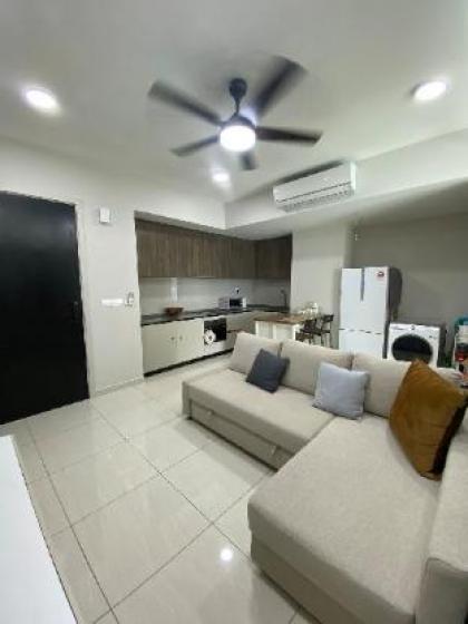 Datum Jelatek cozy studio balcony facing KL City