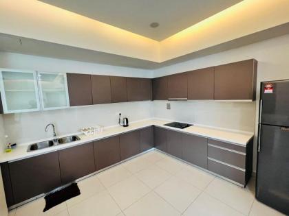 Limited Edition  3 bedroom Regalia Suite  KLCC - image 17