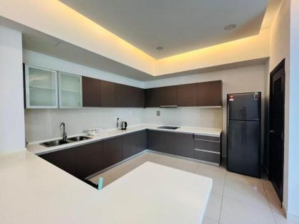 Limited Edition  3 bedroom Regalia Suite  KLCC - image 19