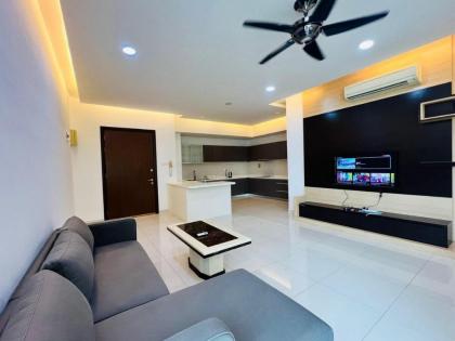 Limited Edition  3 bedroom Regalia Suite  KLCC - image 23