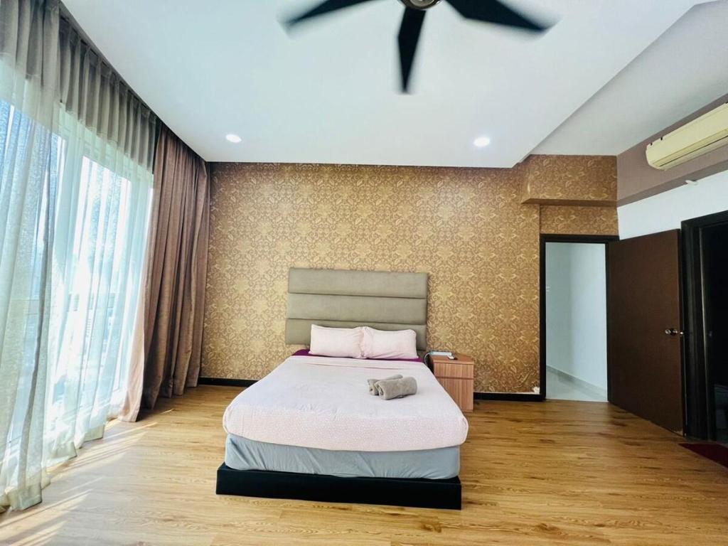 Limited Edition  3 bedroom Regalia Suite  KLCC - image 7