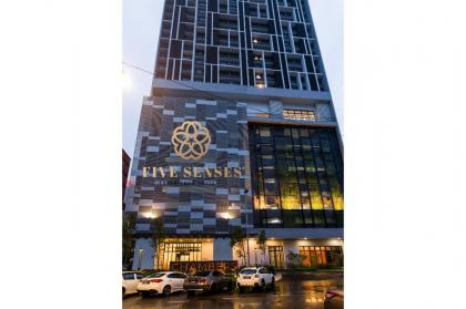 Studio walking distances 5 mins to LRT Station #AP 