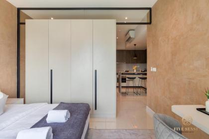Q1 Bedroom Comfortable Studio with Mini Golf Court - image 26