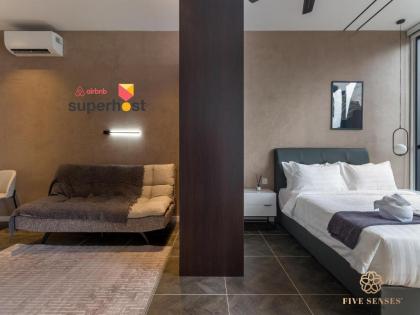 Simplicity Bedroom with luxurious wine lounge #B/C - image 21