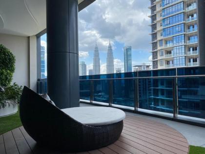 6pax KLCC view SKY Pool Eaton Suites Conlay MRT - image 9