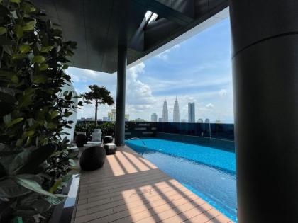 Eaton 2BR w/ Rooftop Infinity Pool 2 min to MRT Kuala Lumpur