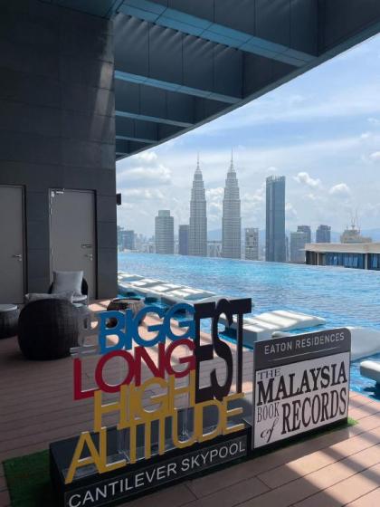 Eaton 2BR w/ Rooftop Infinity Pool 2 min to MRT - image 13