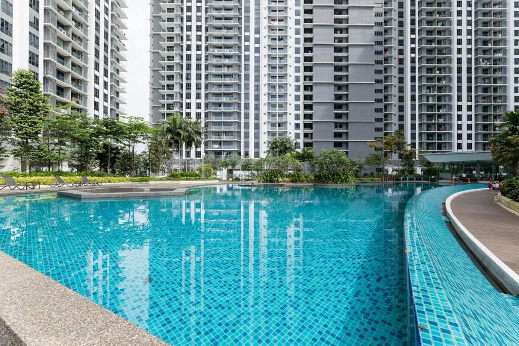 Family-friendly APT 3BR Above Mall-PoolGym MITEC - image 3