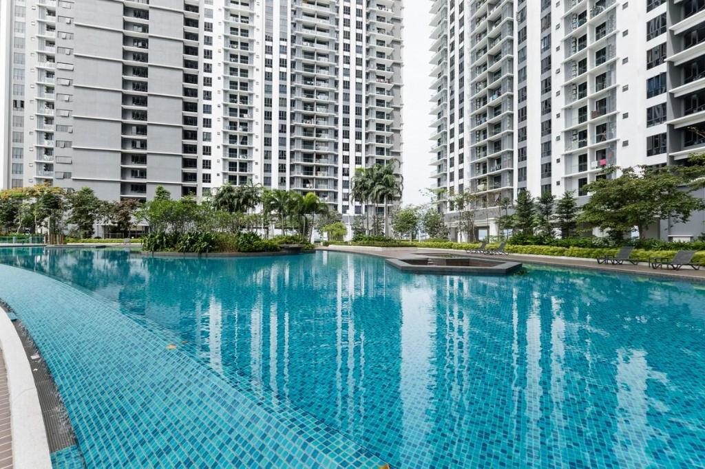 Family-friendly APT 3BR Above Mall-PoolGym MITEC - image 5