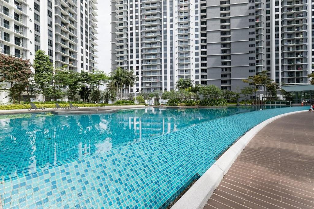 Family-friendly APT 3BR Above Mall-PoolGym MITEC - image 6