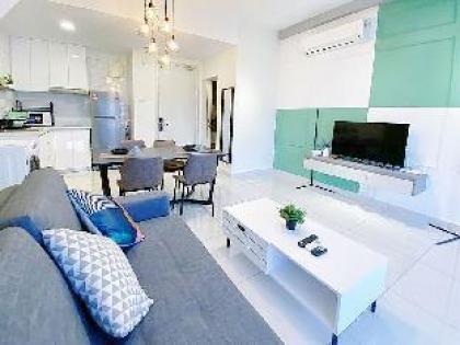 Visually Pleasing 2BR Duplex@ Arte Mont Kiara - image 1