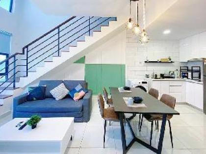 Visually Pleasing 2BR Duplex@ Arte Mont Kiara - image 6