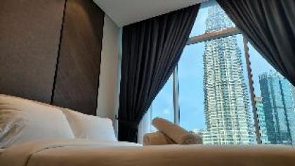 KLCC View 2BR Suites w/ Workspace & Wifi - image 11