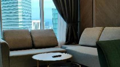 KLCC View 2BR Suites w/ Workspace & Wifi - image 13