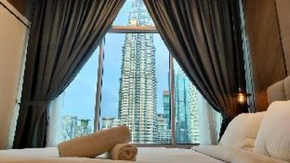 KLCC View 2BR Suites w/ Workspace & Wifi - image 15