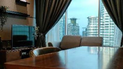 KLCC View 2BR Suites w/ Workspace & Wifi - image 9